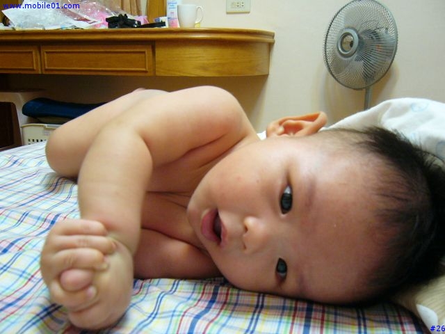 口古月~年紀這麼小就有乳溝...而且沒穿衣服...