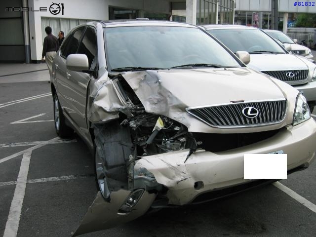 lexus....kiss圖..難怪是休旅車年度冠軍..還挺耐撞