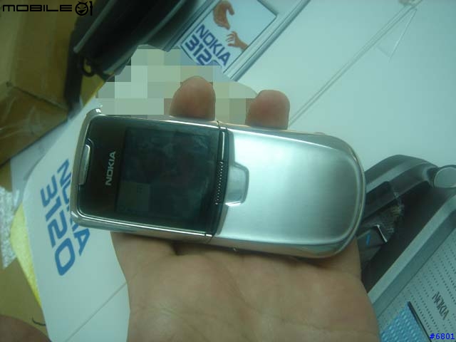 MOTO V3 不夠看......NOKIA 8800台灣現身