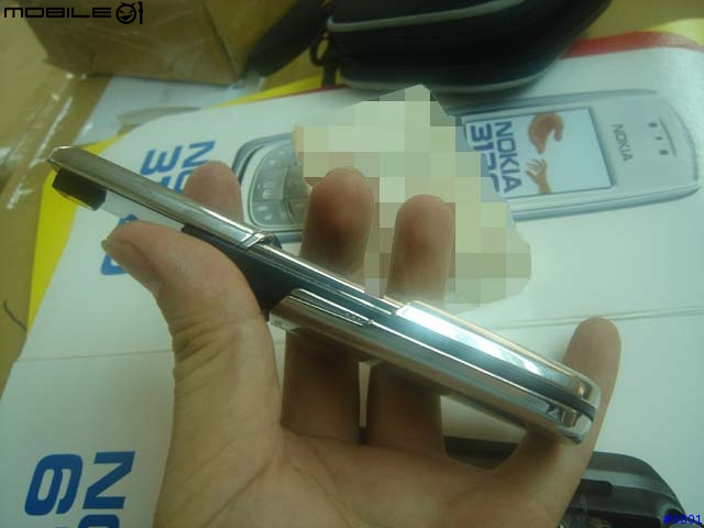 MOTO V3 不夠看......NOKIA 8800台灣現身