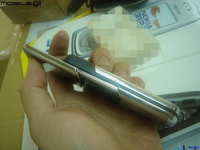 MOTO V3 不夠看......NOKIA 8800台灣現身
