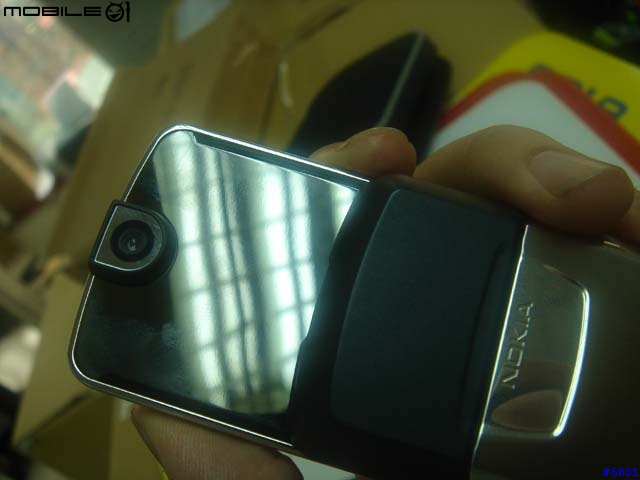 MOTO V3 不夠看......NOKIA 8800台灣現身