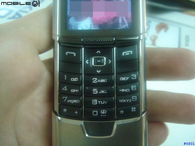 MOTO V3 不夠看......NOKIA 8800台灣現身