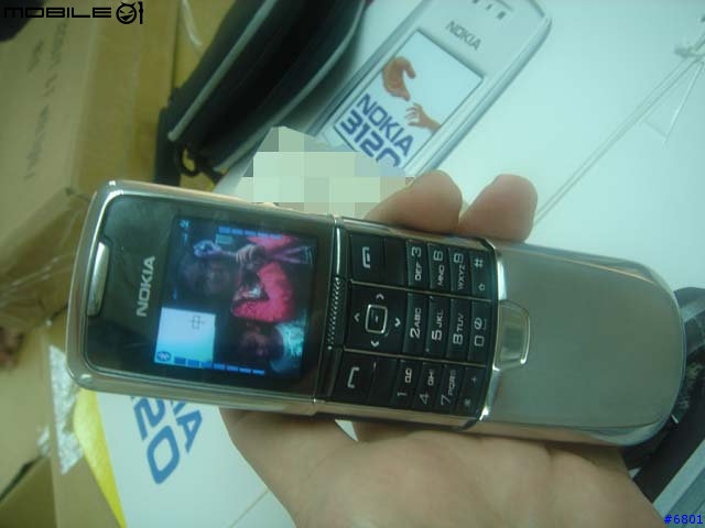 MOTO V3 不夠看......NOKIA 8800台灣現身