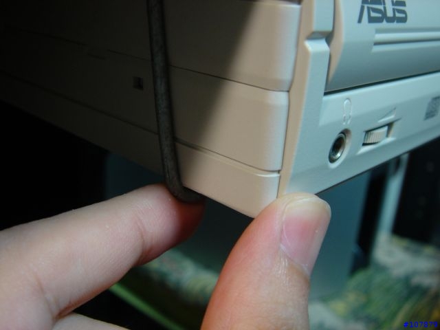 [分享]您讓外接裝置佔據了太多桌面空間嗎？弟的外接燒錄機收納心得