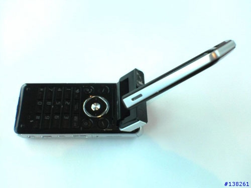 (翻譯）SHARP 903 （對！就是903，用902的大哥就不要看了吧！免得心痛又心動！）
