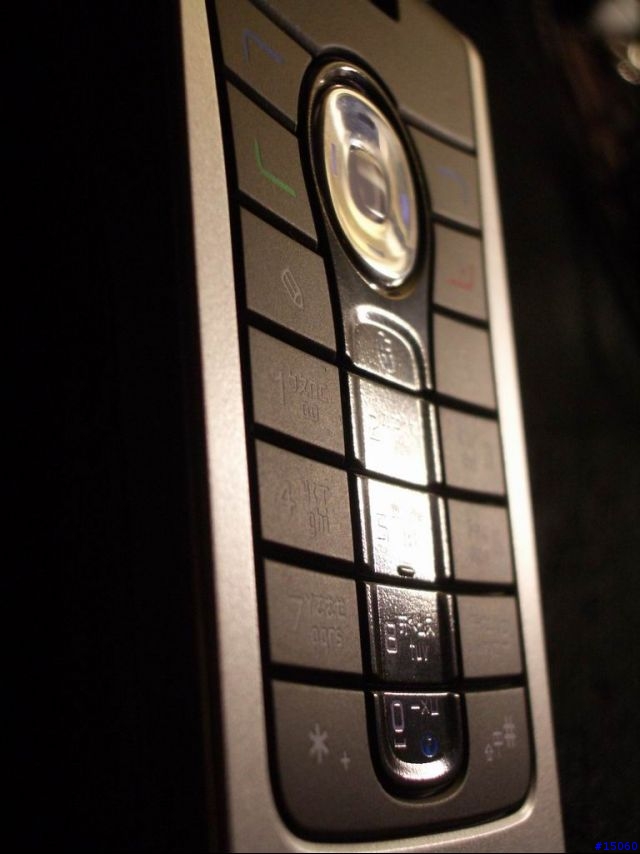 我的 NOKIA N90...為什麼十字導航鍵有點歪歪的 @.@