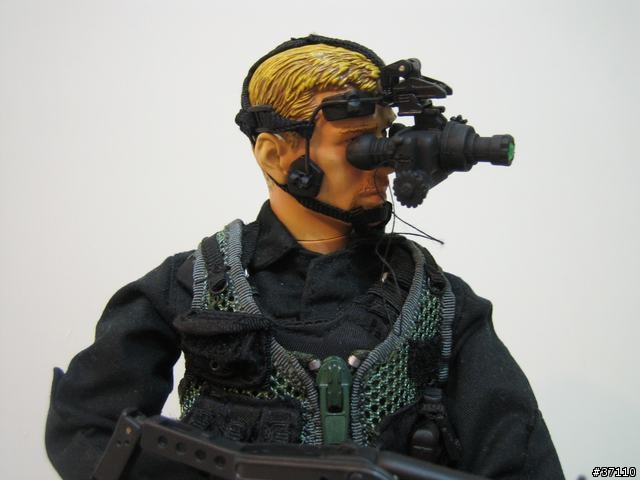 [分享]新玩具,12吋軍事人型