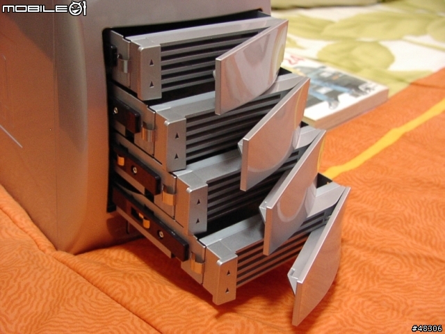 [分享] Accusys Acuta 4 (RAID5 1394/USB 外接陣列) 開箱照