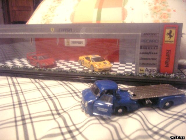 算[逸品]嗎 小時候的收藏   ferrari show room 1/43 展示間