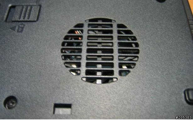 請問使用hpnc 6230的大大，底座背面有個風扇，都沒看到它轉，正常嗎？