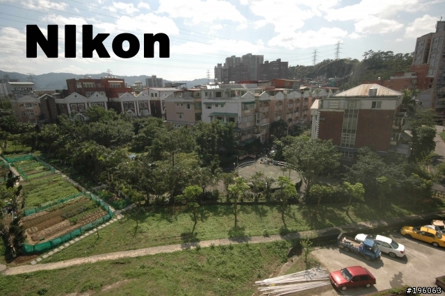 Nikon D70 VS R1