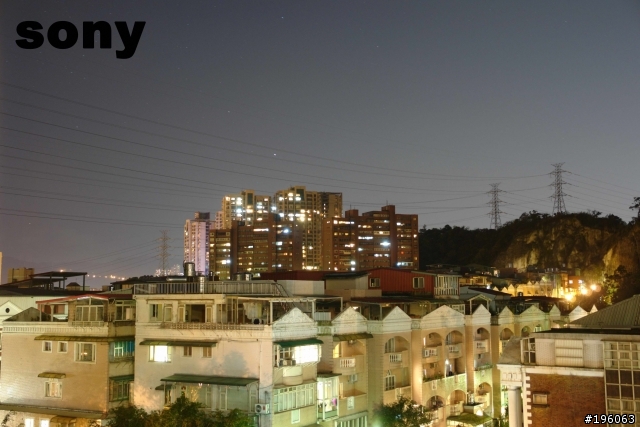 Nikon D70 VS R1