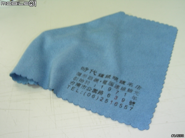 Made In Taiwan的手機電池攜帶吊飾，純手工製作XD