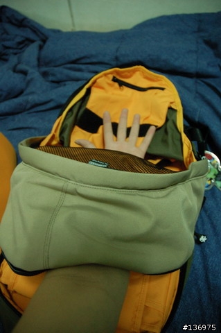 [[分享]]房間裡的"疑似爆裂物Crumpler - The Sinking Barge 15吋筆電相機背包"