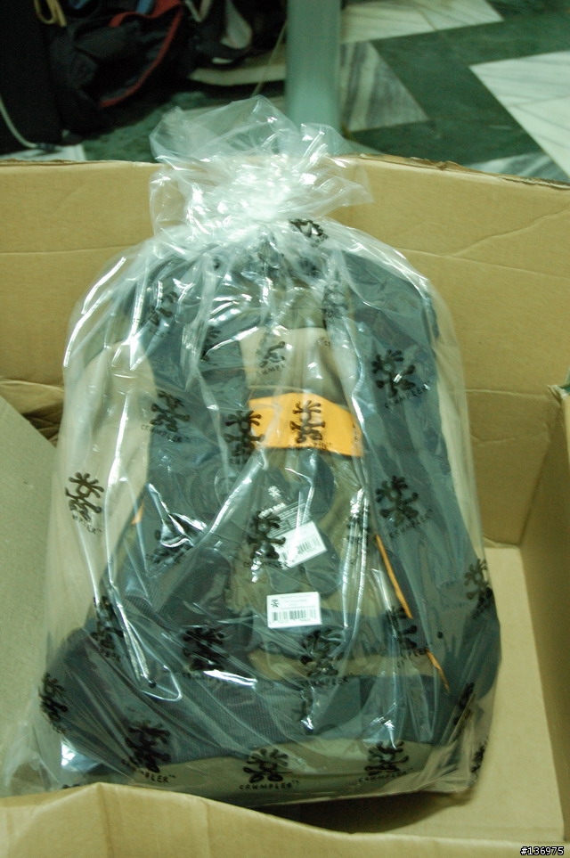 [[分享]]房間裡的"疑似爆裂物Crumpler - The Sinking Barge 15吋筆電相機背包"