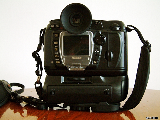 [分享]NIKON D70 裂像對焦屏與偽垂直手把購入~