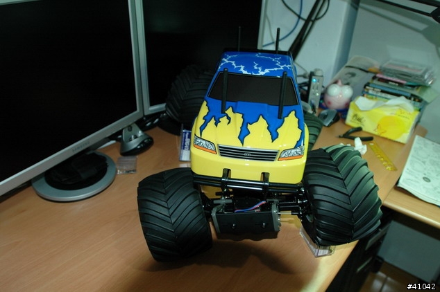 Tamiya 大腳遙控車  不知是買給兒子玩?還是我自己玩的玩具?