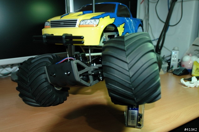 Tamiya 大腳遙控車  不知是買給兒子玩?還是我自己玩的玩具?