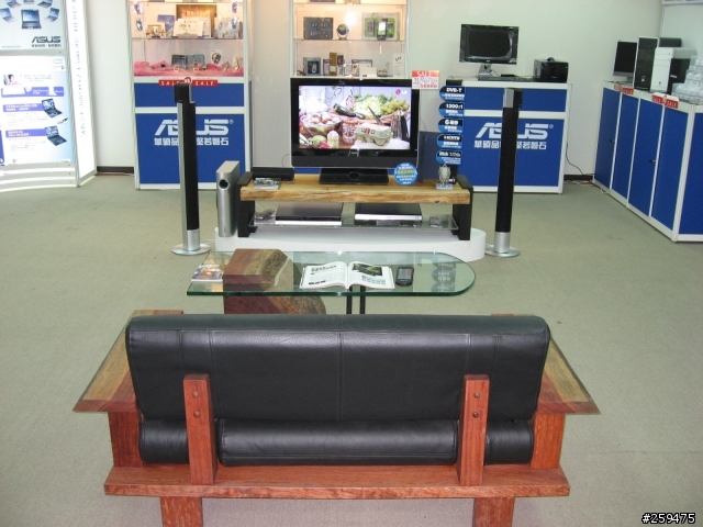 逛街逛到分享華碩新的42" & 32" LCD TV!!