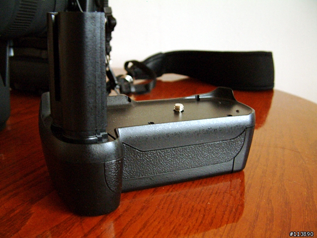 [分享]NIKON D70 裂像對焦屏與偽垂直手把購入~