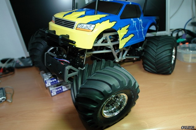 Tamiya 大腳遙控車  不知是買給兒子玩?還是我自己玩的玩具?