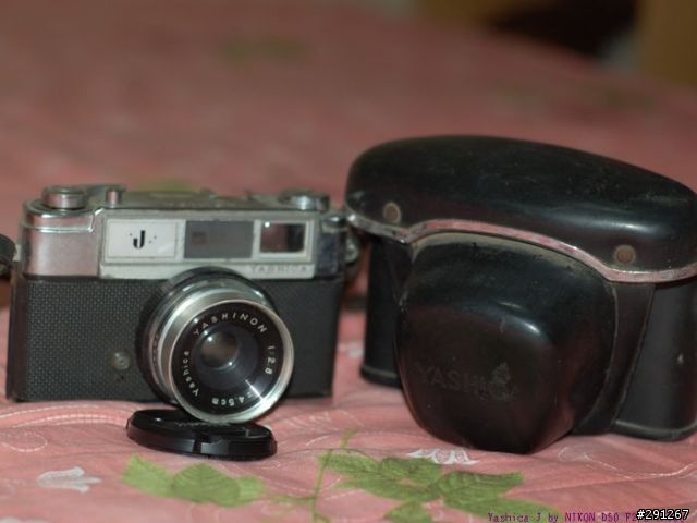 在媽媽的衣櫃裡翻出1961年日本發售的古董相機Yashica J