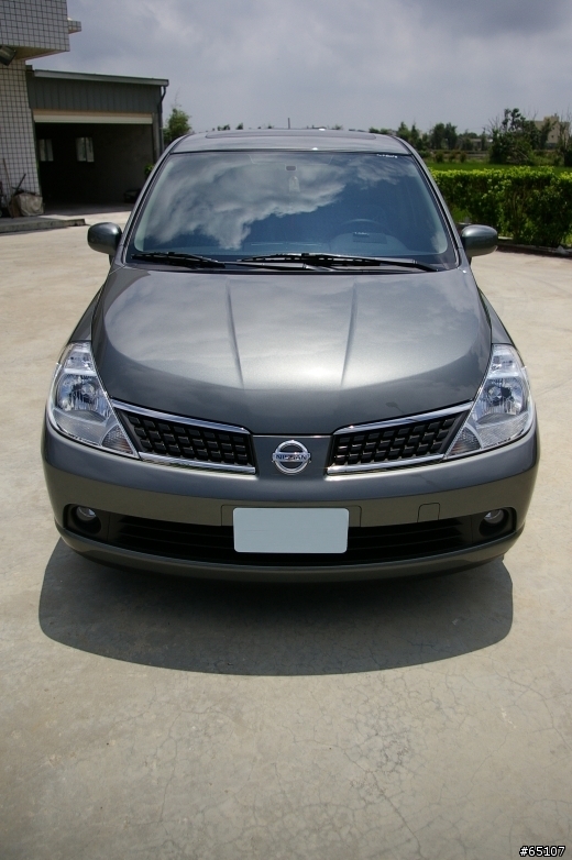 TIIDA 5D 外觀照 + CRV 後座空間比較