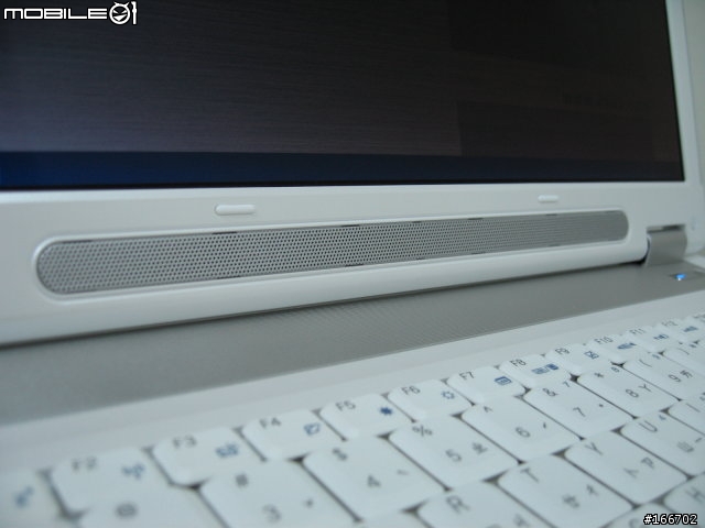 ASUS W7J 搭載Nvidia Geforce go 7400 純白魅力體驗.