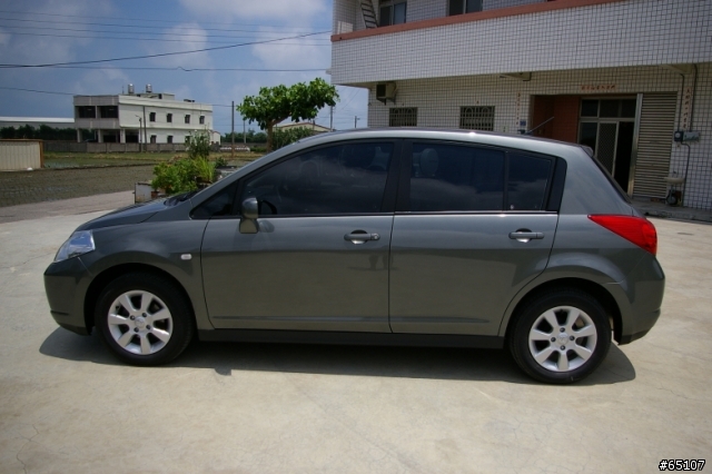 TIIDA 5D 外觀照 + CRV 後座空間比較