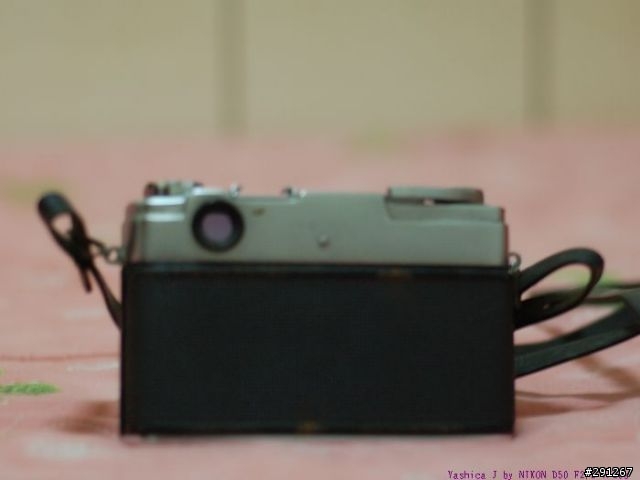 在媽媽的衣櫃裡翻出1961年日本發售的古董相機Yashica J