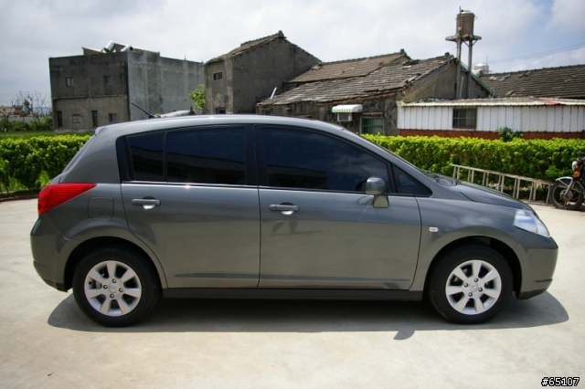 TIIDA 5D 外觀照 + CRV 後座空間比較