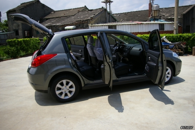TIIDA 5D 外觀照 + CRV 後座空間比較
