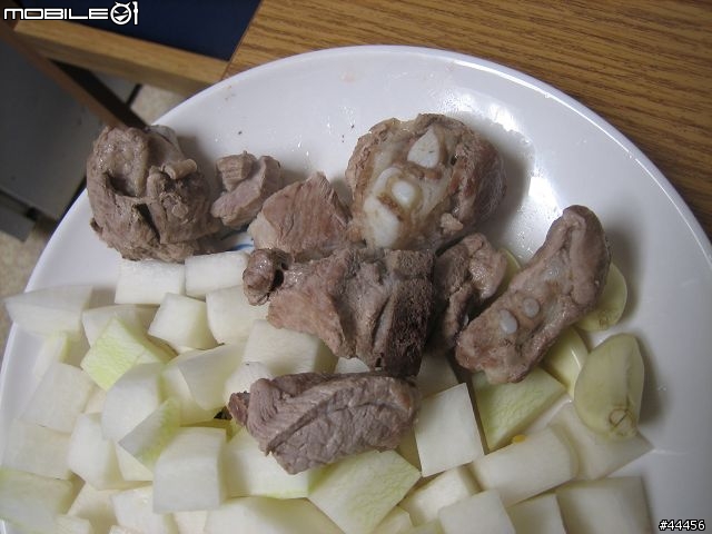 [藍色北極熊的廚房 PART 3]~~炎炎夏日 該嚐嚐看清淡口味之~"蔬菜排骨湯"