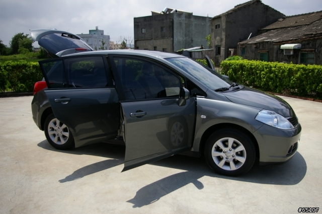 TIIDA 5D 外觀照 + CRV 後座空間比較