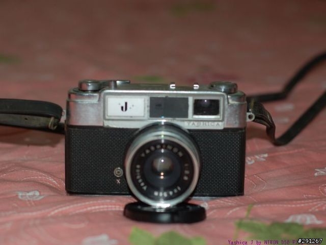 在媽媽的衣櫃裡翻出1961年日本發售的古董相機Yashica J