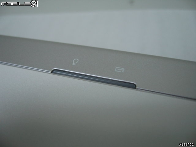 ASUS W7J 搭載Nvidia Geforce go 7400 純白魅力體驗.
