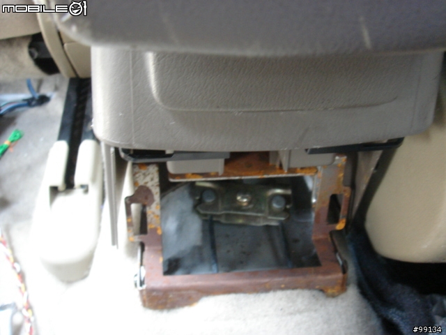 [分享]「改裝」Sentra 180 修改金盒子得到AUX IN輸入（含VIDEO輸入喔！）