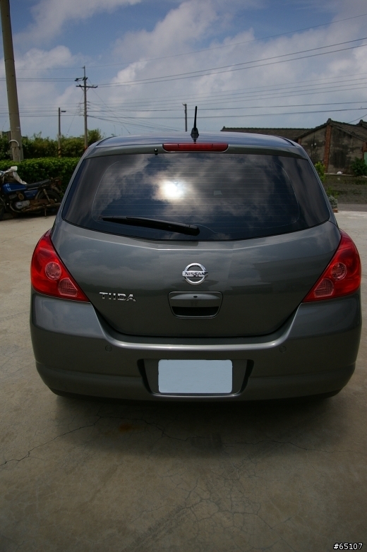 TIIDA 5D 外觀照 + CRV 後座空間比較