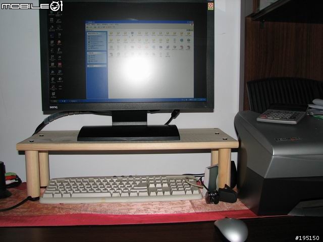 [分享]苦命的Benq fp202w+DIY木工LCD 螢幕架