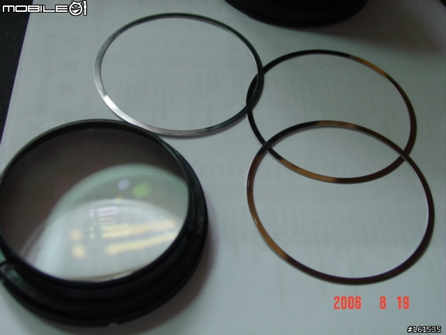 原來NIKON 18-200VR 的鏡頭上邊一塊鏡片是可以拆下來的.