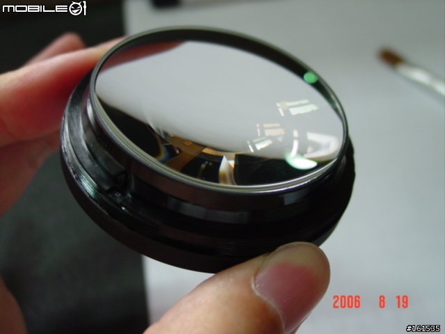 原來NIKON 18-200VR 的鏡頭上邊一塊鏡片是可以拆下來的.