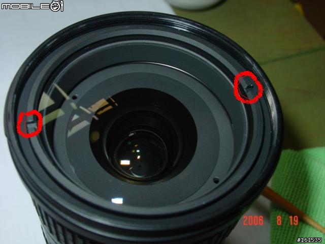 原來NIKON 18-200VR 的鏡頭上邊一塊鏡片是可以拆下來的.