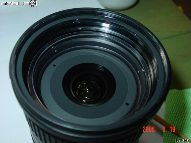 原來NIKON 18-200VR 的鏡頭上邊一塊鏡片是可以拆下來的.