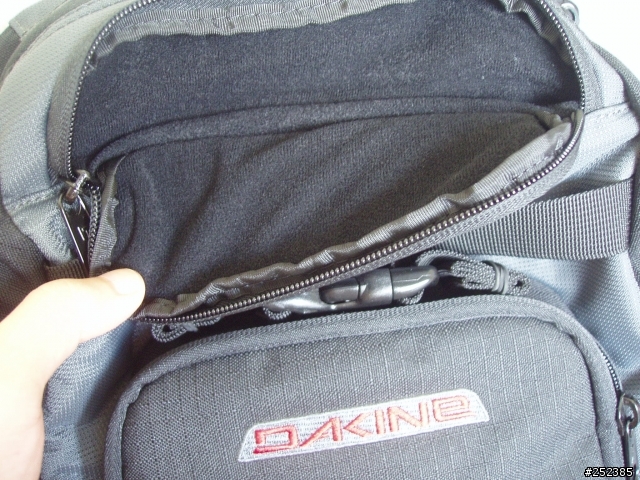 [分享] 年輕人的電腦後背包--Dakine Duel