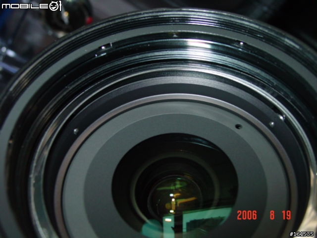 原來NIKON 18-200VR 的鏡頭上邊一塊鏡片是可以拆下來的.