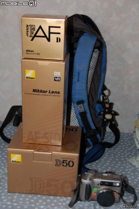 原來NIKON 18-200VR 的鏡頭上邊一塊鏡片是可以拆下來的.