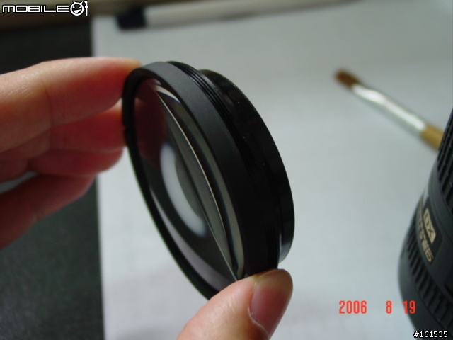 原來NIKON 18-200VR 的鏡頭上邊一塊鏡片是可以拆下來的.