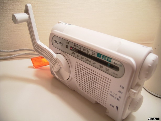 [分享] SONY的手搖充電式收音機