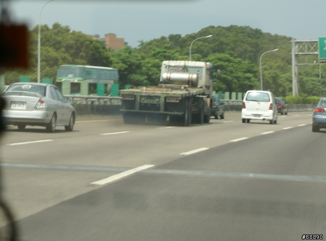 請問大貨車這樣是否違規？？